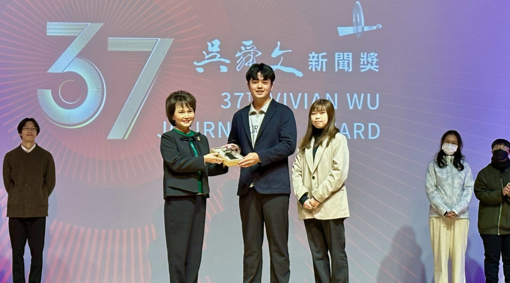 金鐘主播沈春華頒發學生新聞報導獎首獎（圖／銘報提供）