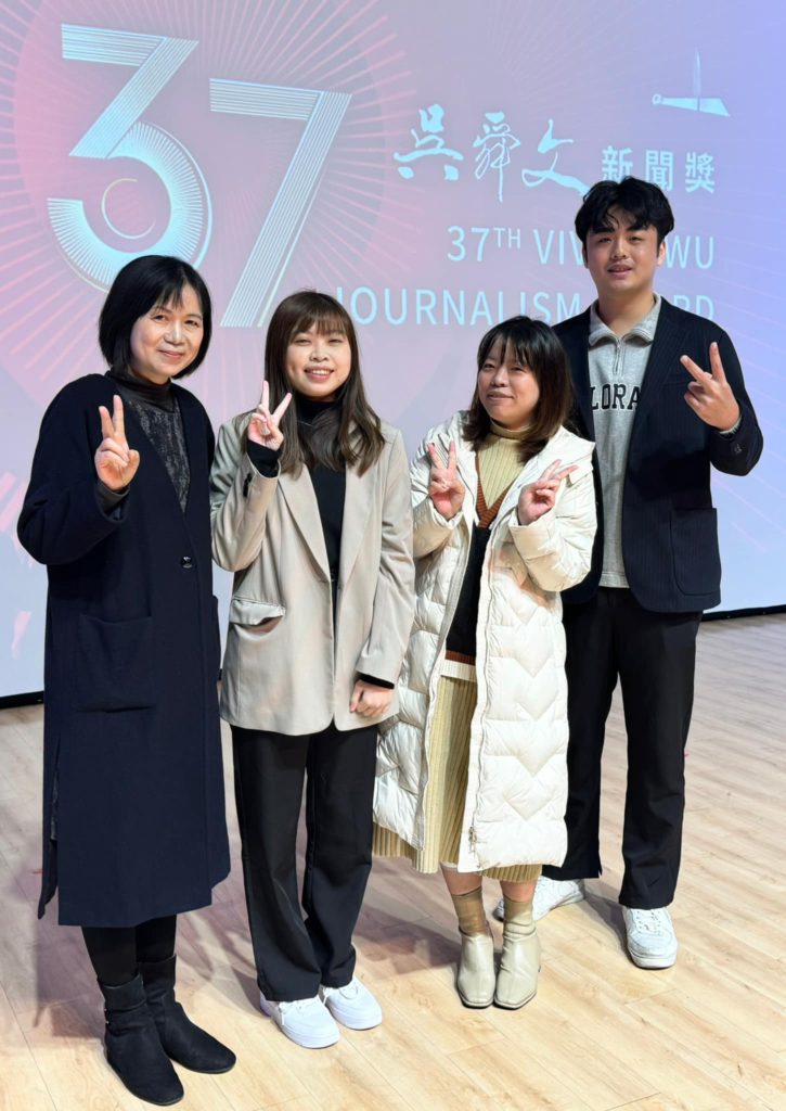 銘傳新聞系邱瑞惠主任(左1)、胡巧玲老師(右2)與學生合影(圖/銘報提供)