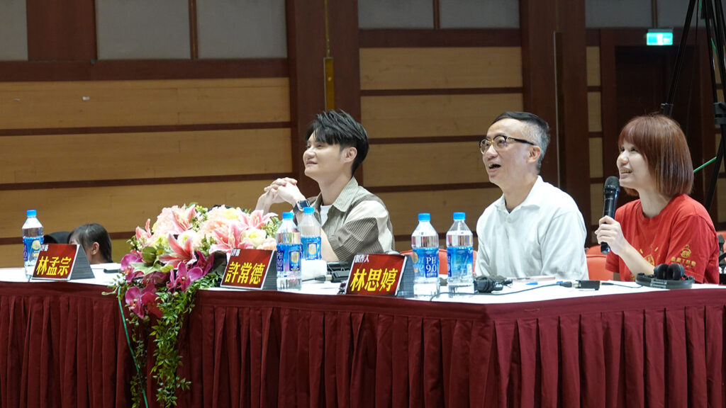 《超級紅人榜》節目製作人林思婷校友（圖右）擔任海選評選之一